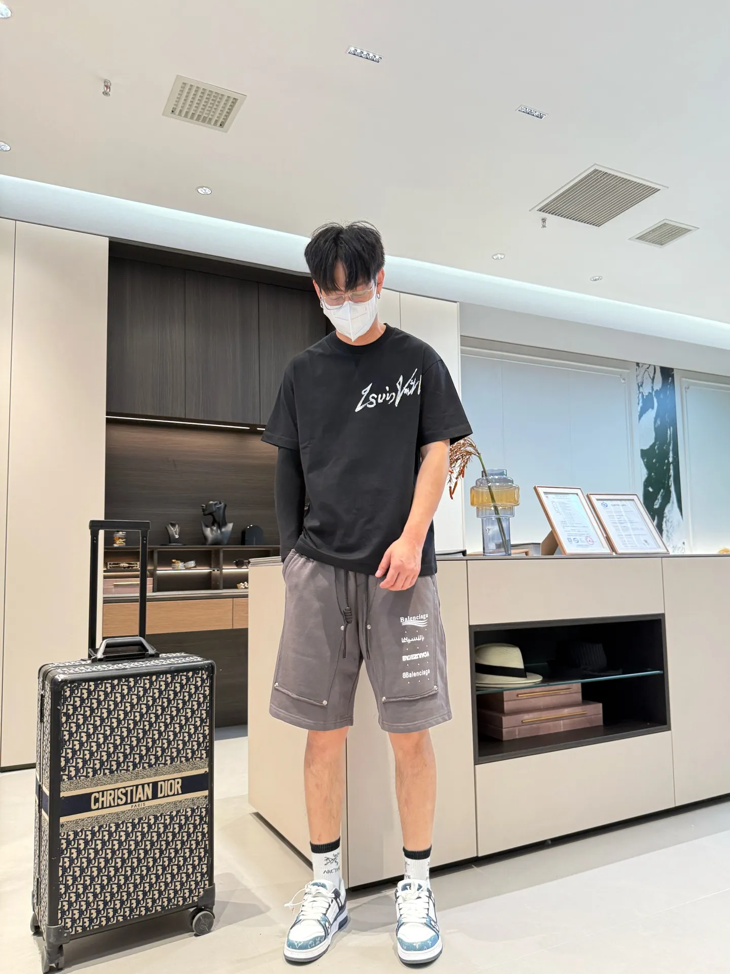 Balenciaga's three-standard complete 2026 summer New Arrival men's casual shorts, advanced custom-made Breathable fabric, Breathable fabric, extremely stretchy and comfortable, impeccable details, top-grade accessories, original logo design concept, delicate and soft feel! The upper body fit is awesome! Size: M-XXXL Please state your height and weight when ordering